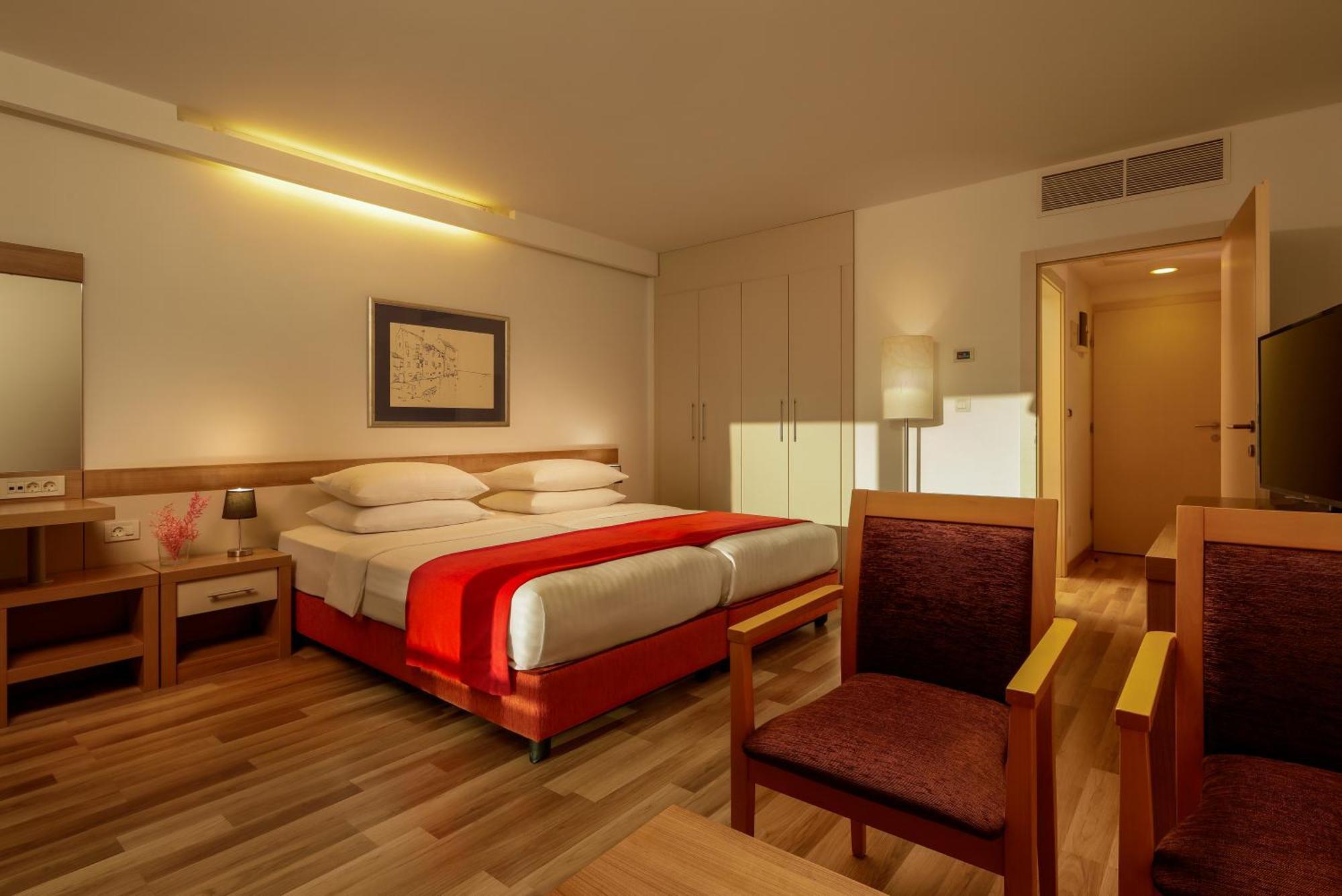 Aurora 4*